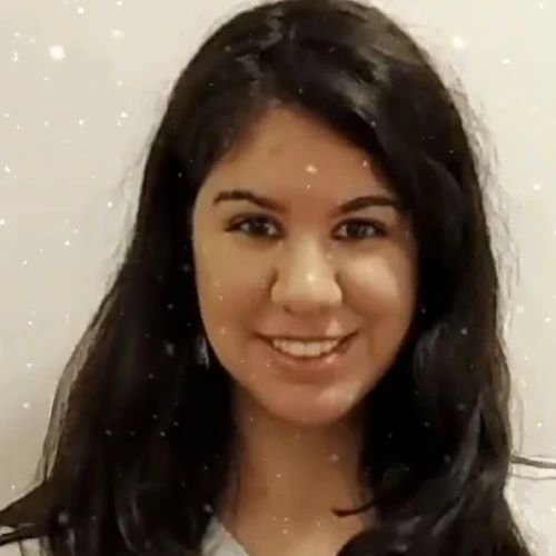 Foto da profissional Elissa de Moraes, tradutora especialista em português, inglês, espanhol, francês e turco
