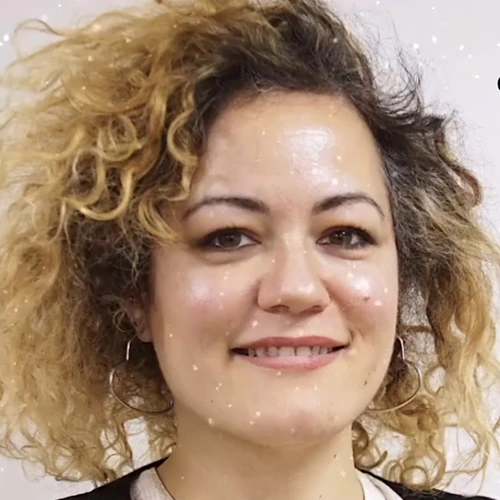 Foto da profissional Isabela, tradutora especialista em português, inglês, espanhol, francês e turco